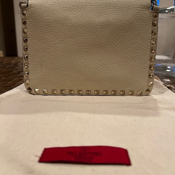 SMALL ROCKSTUD GRAINY CALFSKIN CROSSBODY BAG IN IVORY - Picture 4 of 7